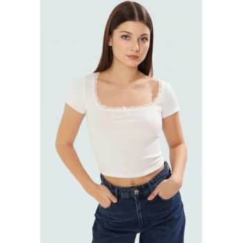 Kısa Kollu Örme Bluz Dantel Detay Fitted Kalıp Rahat Yazlık Seçkin Malzeme Trend Tasarım