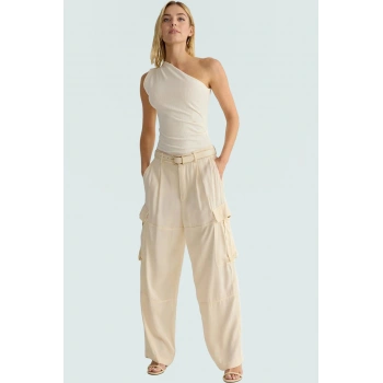 Kolsuz Örme Bluz Asimetrik Yaka Fitted Büzgü ve Drape Detaylar Rahat Kalıp Uzun Ömürlü