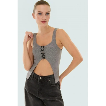 Kolsuz Triko Bluz Özel Kurdele Detaylı Fitted Günlük Yaz Kaliteli İşçilik Konforlu Kesim Şık Görünüm