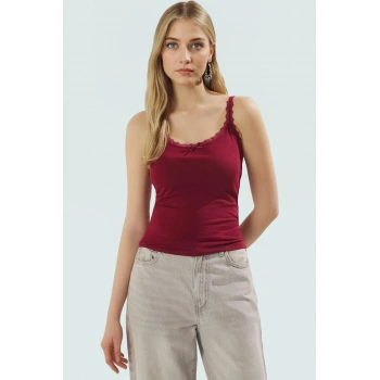 Nefes Alan Pamuklu Bluz Dantel Detay Fitted Kalıp Kolsuz Şık Görünüm