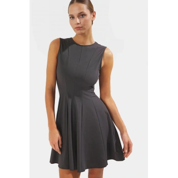 Örme Mini Elbise Volanlı Etek Bisiklet Yaka 88 cm Boy Rahat Günlük Seçkin Malzeme Şık Görünüm