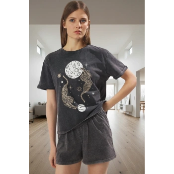 Pamuklu Bisiklet Yaka Kısa Kollu Regular Pijama Takımı Galaksi Baskılı Seçkin Malzeme