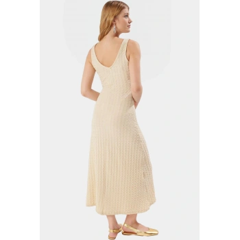 Pamuklu Maxi Elbise V Yaka Sırt Detaylı Bodycon Rahat ve Şık Modern Stil