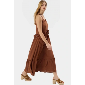 Polyester Dokuma Kumaştan Üretilen Şık ve Rahat Halter Yaka Maxi Elbise Trend Tasarım