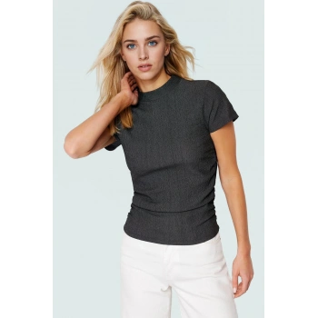 Polyester Karışımlı Bluz Crop Boy Fitted Kalıp Kısa Kol Seçkin Malzeme Dayanıklı