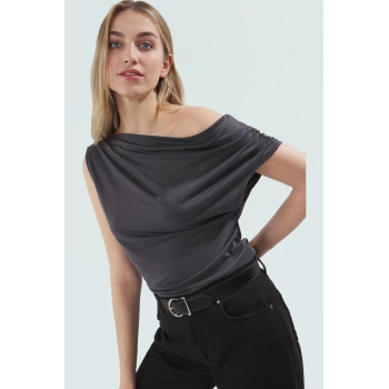 Rahat Şık Fitted Bluz Asimetrik Yaka Modal Kumaş Günlük Kombinler Özel Tasarım Konforlu Kesim