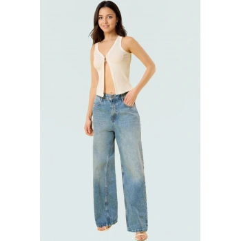 Rahat ve Şık Crop Bluz V Yaka Fitted Kalıp Poliviskon Kaşkorse Kumaş Görünüm