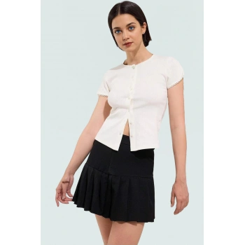 Rahat ve Şık Fitted Bluz Kısa Kol Bisiklet Yaka Pamuklu Kumaş Kaliteli İşçilik Trend Tasarım