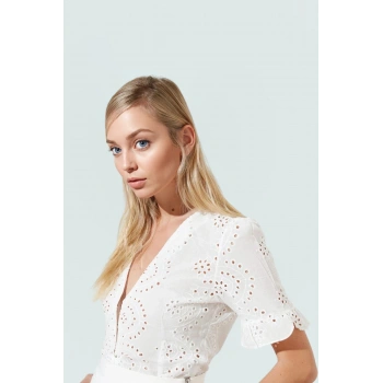 Regular Kalıp Brode Detaylı Pamuklu Bluz V Yaka ve Kısa Kollu Tasarım Dayanıklı Malzeme