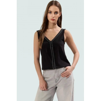 Regular V Yaka Örme Bluz Pamuklu Rahat Fitted Kalıp Aksesuar Detaylı Konforlu Kesim