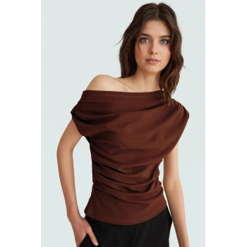 Şık Dökümlü Örme Bluz Asimetrik Yaka Kısa Kol Regular Kalıp Özel Tasarım Modern Stil