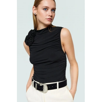 Şık Gece Bluzu Gül Detaylı Crop Örme Bluz Dik Yaka Regular Fit Profesyonel Görünüm