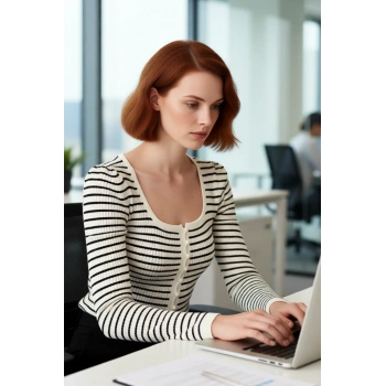 Şık Kadın Ekru Çizgili Kare Yaka Uzun Kol Fitted Triko Kazak %100 Akrilik Bahar Stili Kaliteli