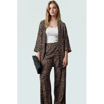 Şık Leopar Desenli Kimono Takım Nefes Alan Polyester Kumaş Görünüm Profesyonel