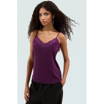 Şık Mürdüm Dantel Detaylı V Yaka Askılı Bluz Regular Kalıp Polyester Yazlık Dayanıklı Malzeme