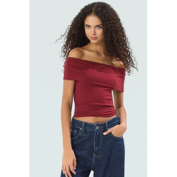 Şık ve Rahat Örme Bluz Carmen Yaka Kısa Kollu Fitted Kalıp Seçkin Malzeme Zarifane Tasarım