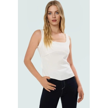 Sırt Fiyonklu Bluz Fitted Kalıp %88 Polyester Yazlık Casual Şık Görünüm Trend Tasarım