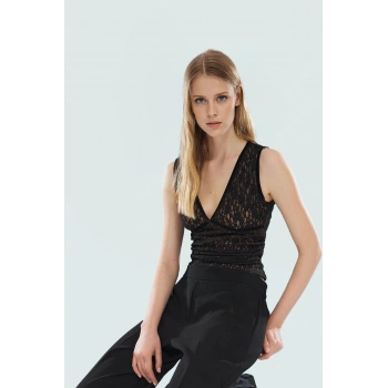 Siyah Dantel Crop Bluz – V-Yaka, Biyeli ve Elastik