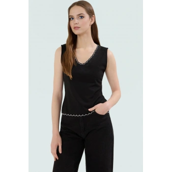 Yazlık Kadın Bluz Fitted V Yaka Nakış Detaylı Scuba Krep Zarifane Tasarım Mükemmel Uyum