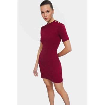 Yazlık Kısa Elbise Örme Kumaş Bodycon Kesim Düğme Detaylı Rahat Ve Şık Modern Stil