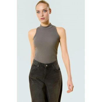 Yazlık Kolsuz Fitted Bluz Dik Yaka Poliviskon Kaşkorse Günlük Stil Zarifane Tasarım