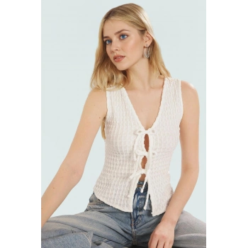 Yazlık Kolsuz Gofre Örme Bluz Rengiyle Şıklık Profesyonel Görünüm