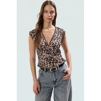 Yazlık Kolsuz Saten Bluz; Leopar Desen V Yaka Regular Kalıp Polyester Kumaş Uzun Ömürlü