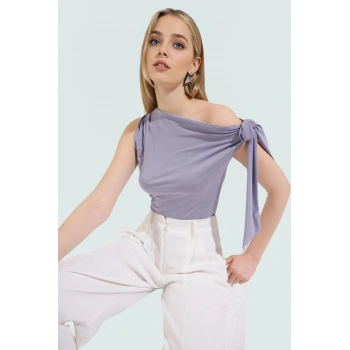 Yazlık Sandy Örme Bluz Asimetrik Yaka Bağlama Detay Fitted Kalıp Rahat Ve Şık Özel Tasarım