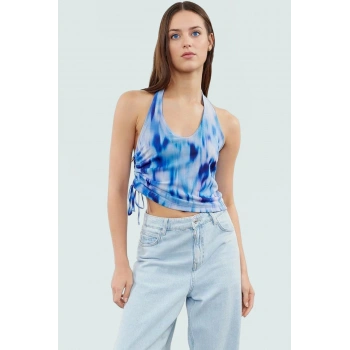 Yazlık Soyut Desenli Crop Bluz Boyundan Bağlamalı Örme Tül Kumaş Modern Stil Şık Görünüm