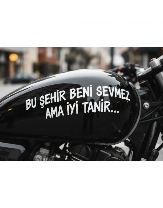 Bu Şehir Beni Sevmez Ama İyi Tanır... Motorsiklet yazı sticker araç arkası 25x4 cm ebatında