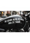 Bu Şehir Beni Sevmez Ama İyi Tanır... Motorsiklet yazı sticker araç arkası 25x4 cm ebatında