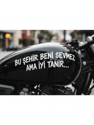 Bu Şehir Beni Sevmez Ama İyi Tanır... Motorsiklet yazı sticker araç arkası 25x4 cm ebatında