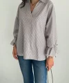 Arkası Asimetrik Yırtmaç Kesim Detaylı Cizgili Bluz Gömlek - Gri