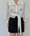Beyaz Yakası Fırfırlı Kuşaklı Saten Gömlek