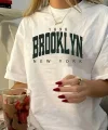 Brooklyn Harf Baskılı Düşük Omuzlu T-shirt, Rahat Kısa Kollu Bol T-shirt, Kadın Giyim - Beyaz