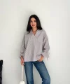 Kadın Arkası Asimetrik Yırtmaç Kesim Detaylı Cizgili Bluz Gömlek - Gri