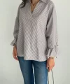 Kadın Arkası Asimetrik Yırtmaç Kesim Detaylı Cizgili Bluz Gömlek - Gri