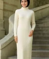 Kadın Tesettür Triko Elbise – Boğazlı Uzun Fitilli Dokuma, Esnek Tam Kalıp, 130 cm Midi Boy, Bahar & Kış Şık Rahat Stil - Beyaz