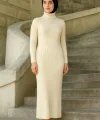Kadın Tesettür Triko Elbise – Boğazlı Uzun Fitilli Dokuma, Esnek Tam Kalıp, 130 cm Midi Boy, Bahar & Kış Şık Rahat Stil - Beyaz