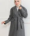 Kadın Kaşe Kaban – Uzun Boy Kruvaze Yaka Kuşaklı Tesettür Kaşe Kışlık Kaban, Astarlı Şık Yünlü Dokuma Oversize Rahat Kalıp Cepli Düğmeli Modern Kap Modeli - Gri