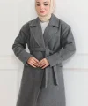 Kadın Kaşe Kaban – Uzun Boy Kruvaze Yaka Kuşaklı Tesettür Kaşe Kışlık Kaban, Astarlı Şık Yünlü Dokuma Oversize Rahat Kalıp Cepli Düğmeli Modern Kap Modeli - Gri