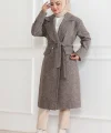 Kadın Kaşe Kaban – Uzun Boy Kruvaze Yaka Kuşaklı Tesettür Kaşe Kışlık Kaban, Astarlı Şık Yünlü Dokuma Oversize Rahat Kalıp Cepli Düğmeli Modern Kap Modeli - Vizon