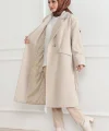 Kadın Kaşe Kaban – Uzun Boy Kruvaze Yaka Kuşaklı Tesettür Kaşe Kışlık Kaban, Astarlı Şık Yünlü Dokuma Oversize Rahat Kalıp Cepli Düğmeli Modern Kap Modeli - Bej