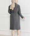 Kadın Kaşe Kaban – Uzun Boy Kruvaze Yaka Kuşaklı Tesettür Kaşe Kışlık Kaban, Astarlı Şık Yünlü Dokuma Oversize Rahat Kalıp Cepli Düğmeli Modern Kap Modeli - Gri