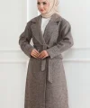 Kadın Kaşe Kaban – Uzun Boy Kruvaze Yaka Kuşaklı Tesettür Kaşe Kışlık Kaban, Astarlı Şık Yünlü Dokuma Oversize Rahat Kalıp Cepli Düğmeli Modern Kap Modeli - Vizon