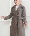 Kadın Kaşe Kaban – Uzun Boy Kruvaze Yaka Kuşaklı Tesettür Kaşe Kışlık Kaban, Astarlı Şık Yünlü Dokuma Oversize Rahat Kalıp Cepli Düğmeli Modern Kap Modeli - Vizon