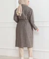 Kadın Kaşe Kaban – Uzun Boy Kruvaze Yaka Kuşaklı Tesettür Kaşe Kışlık Kaban, Astarlı Şık Yünlü Dokuma Oversize Rahat Kalıp Cepli Düğmeli Modern Kap Modeli - Vizon