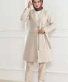 Kadın Kaşe Kaban – Uzun Boy Kruvaze Yaka, Kuşaklı Tesettür Kışlık Kaban, Astarlı Şık Yünlü Dokuma Oversize Rahat Kalıp, Cepli Modern Kaşe Mont Modeli - Bej