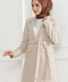 Kadın Kaşe Kaban – Uzun Boy Kruvaze Yaka, Kuşaklı Tesettür Kışlık Kaban, Astarlı Şık Yünlü Dokuma Oversize Rahat Kalıp, Cepli Modern Kaşe Mont Modeli - Bej
