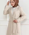 Kadın Kaşe Kaban – Uzun Boy Kruvaze Yaka, Kuşaklı Tesettür Kışlık Kaban, Astarlı Şık Yünlü Dokuma Oversize Rahat Kalıp, Cepli Modern Kaşe Mont Modeli - Bej